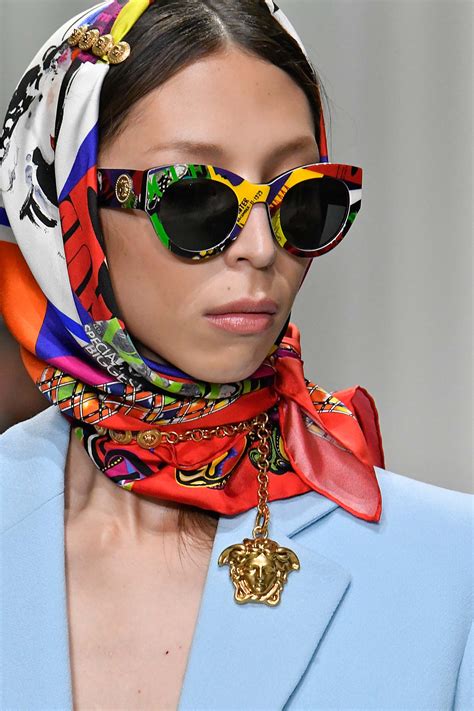 diseño versace pelo|Los peinados más opulentos de Versace de ayer y hoy .